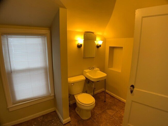 Building Photo - West Allis 3 bedroom 2 full bath home
