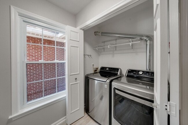 Building Photo - Updated // 3 Bedroom 2 Bathroom Condo // A...