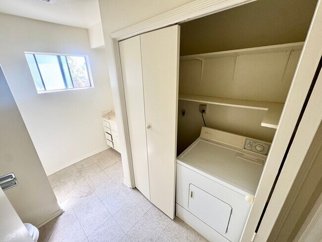 Building Photo - Spacious 2 bedroom, 2 bathroom