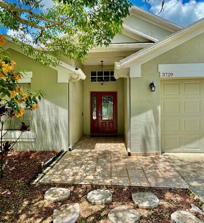 Building Photo - Modern 4-Bed, 2-Bath Solar-Powered Home Near UCF