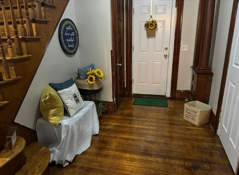 Building Photo - 208 Buckingham St