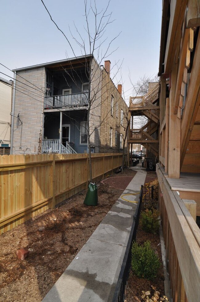 Building Photo - Huge UK Village 1 bed with Deck, Outdoor Space, Laundry. Free Internet