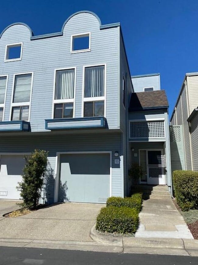 Building Photo - 15 Invincible Ct