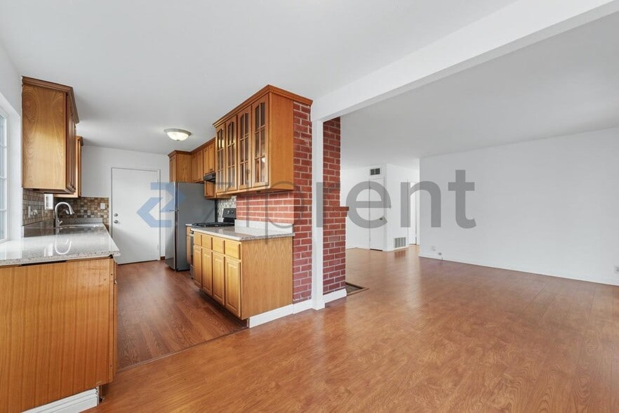 Building Photo - Unit