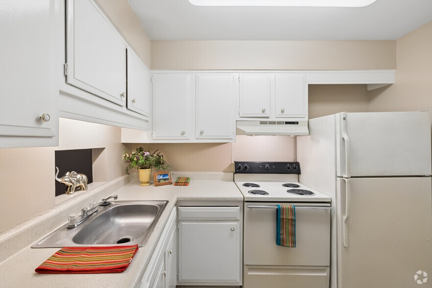 2BR, 1.5BA - 925SF - Kitchen - Glen Valley Apartments and Duplexes