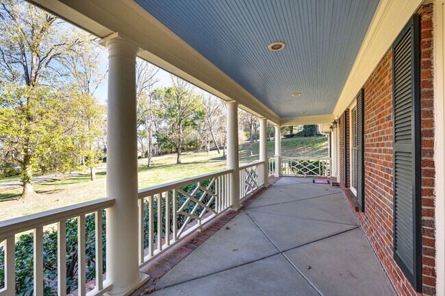 Building Photo - Fantastic renovated 5BE/4BA family home on beautiful oversized private Lot in the heart of Belle ...