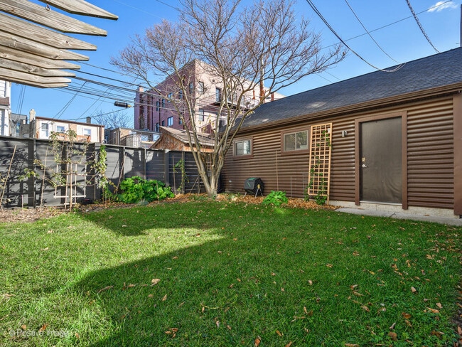 Building Photo - 2415 W Warner Ave