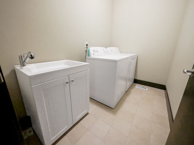 Building Photo - Peaceful 3 bed, 2.5 bath townhouse in Rent...