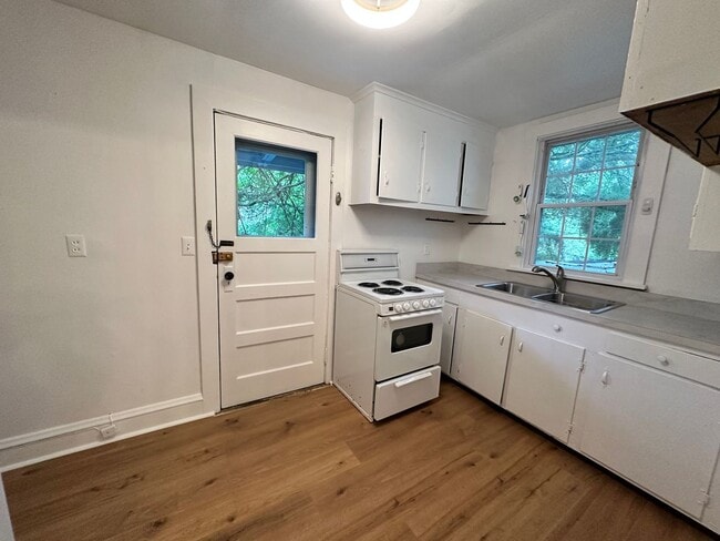 Building Photo - Unit for rent off of Griffin Avenue! Avail...