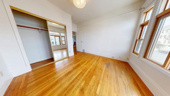 Building Photo - Outer Richmond | Spacious 3BR/2BA Flat