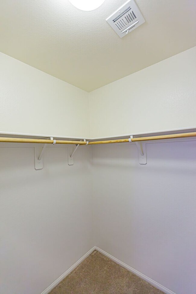 Building Photo - 4 Bedroom home located in Mountain's Edge