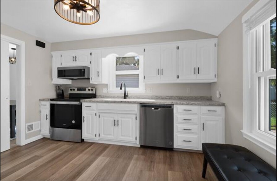 Building Photo - 1222 S Oneida St