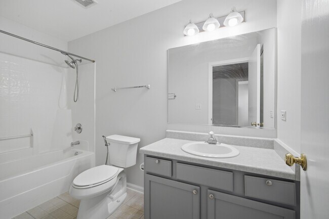 Building Photo - 611 Lakeridge Ct