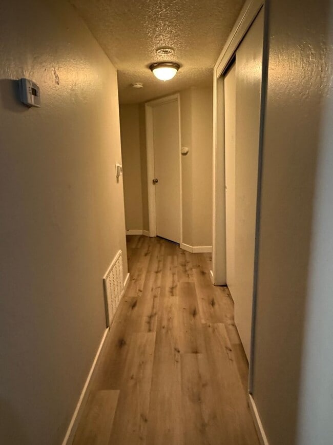 Building Photo - 3 bedroom 1 bath duplex