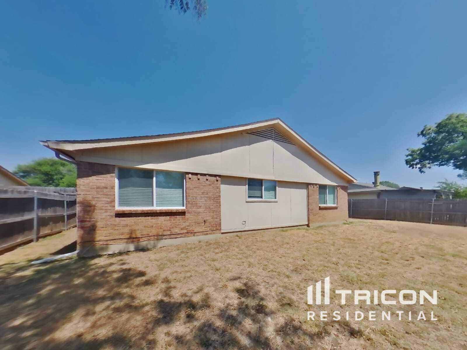 Building Photo - 1210 Green Hill Dr