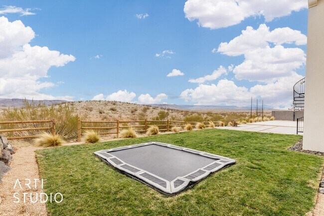 Building Photo - Beautiful 6 Bedroom 4.5 Bathroom Home in D...