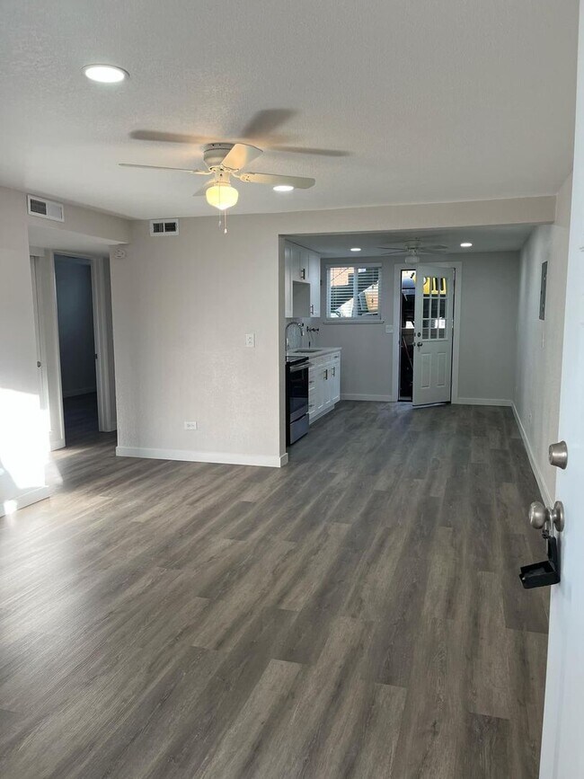 Building Photo - 2 Bed Garden Level Unit Available in Lakewood