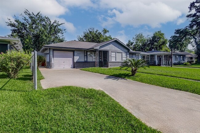 Building Photo - 6507 Heron Dr
