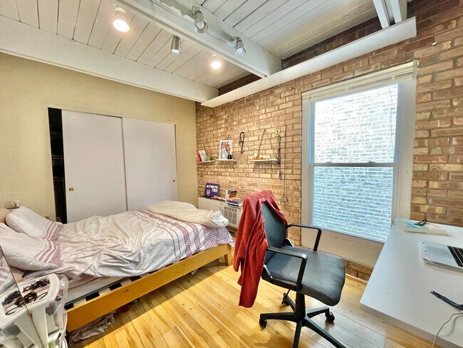 Building Photo - 806 S Loomis St