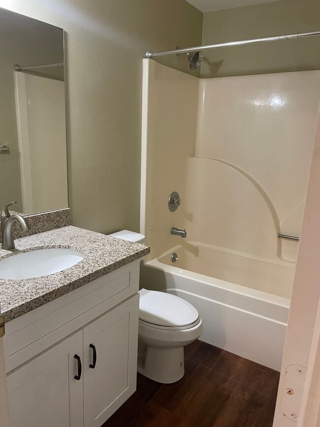 Building Photo - 2br 1 bath with washer dryer & granite countertops