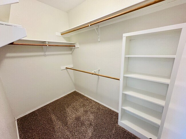 Building Photo - Charming 2 Bed 2 Bath Condo with Nature Vi...