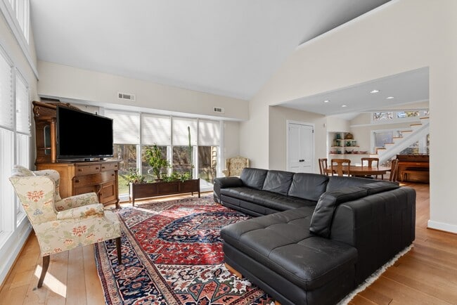 Building Photo - 303 Henderson St