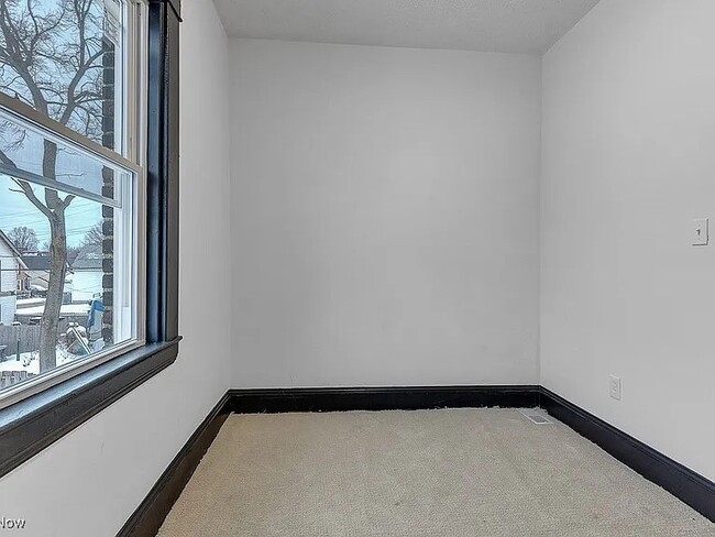 Building Photo - 1064 E 78th St
