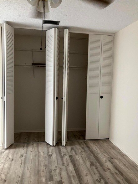 Building Photo - 2556 Dudley Dr E