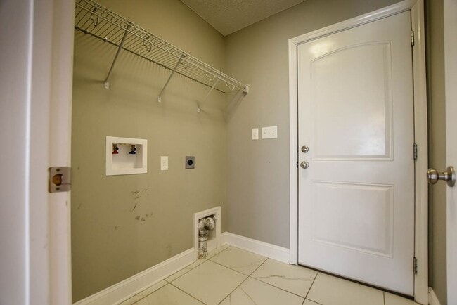 Building Photo - Luxurious 3BD/2BA Home with Premium Features in Coveted Cottonwood Neighborhood!