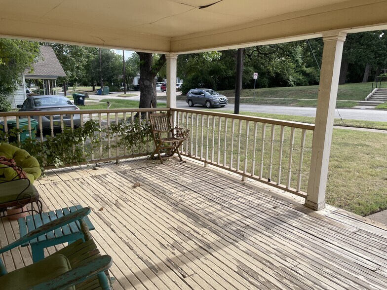 Front Porch - 424 Fry St