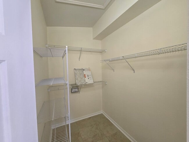 Building Photo - 4 Bedroom 2 Bathroom in Waterford Lakes