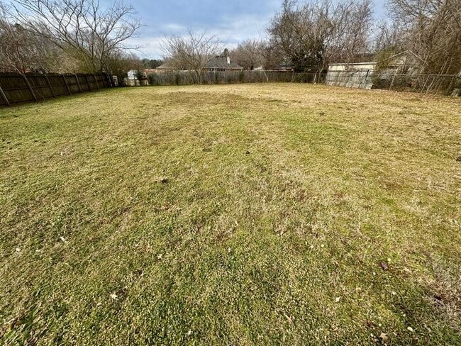 Building Photo - LARGE FENCED YARD, and lawn care INCLUDED