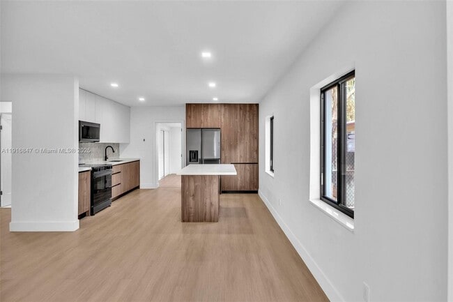 Building Photo - 1123 NE 1st Ave.