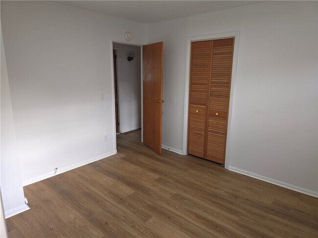 Building Photo - 379 Hollybrook Rd