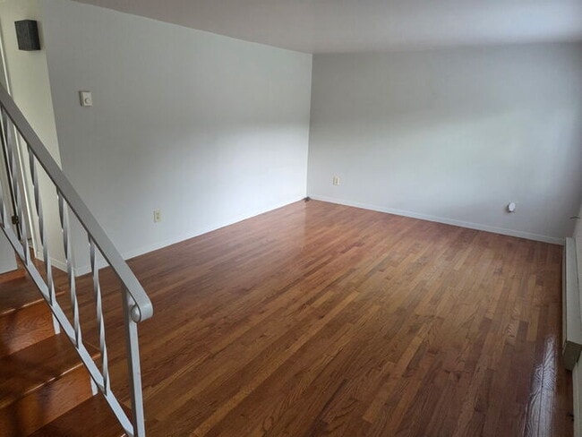 Building Photo - 2 bedroom townhome.