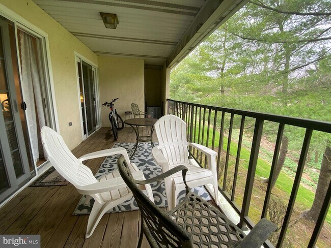 Building Photo - 240 Valley Stream Ln