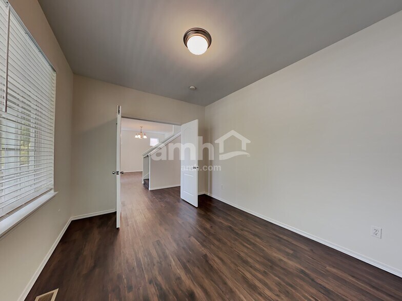 Building Photo - 304 Phoenix Ave SW