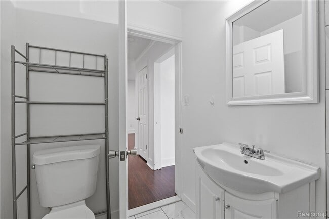 Building Photo - 22712 Clairwood St