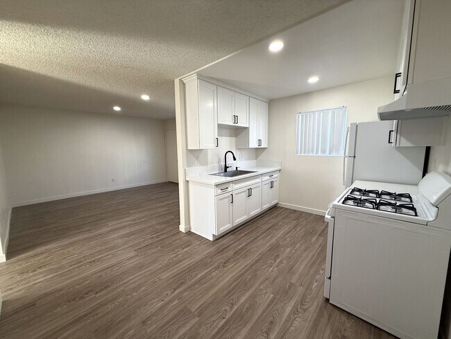 Building Photo - 123 W Olive Dr