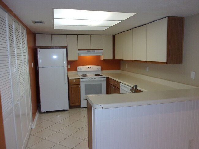 Building Photo - Island Living!