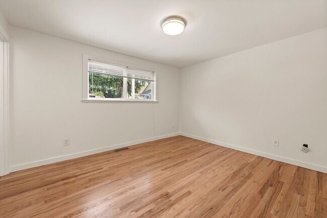 Building Photo - Beautiful 3 bed/2.5 bath Split Level Home – Close to Boeing & The Landing