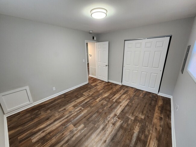 Building Photo - 924 Rarig Ave