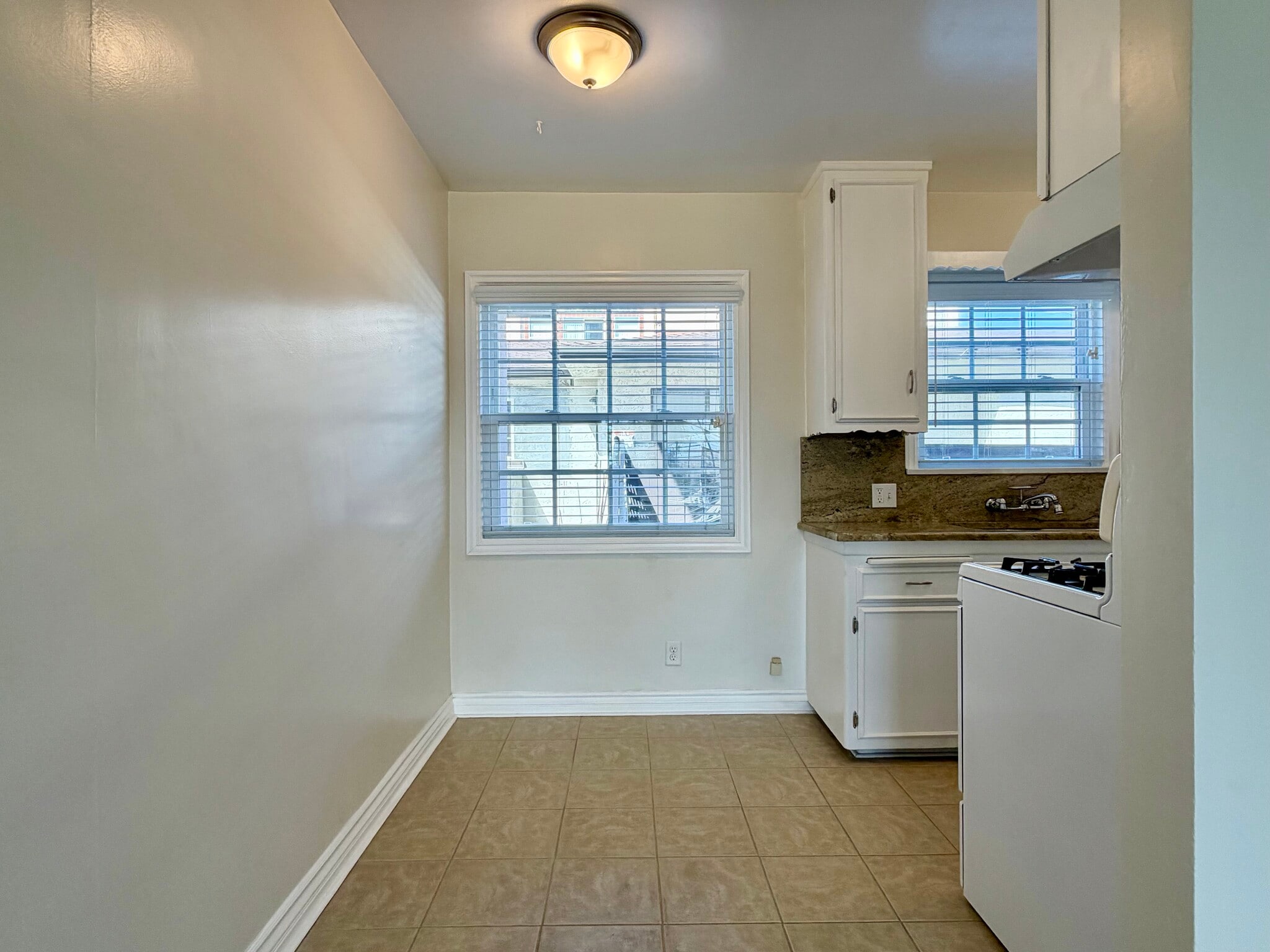 Building Photo - 982 W Hamilton Ave