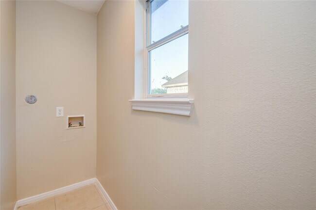 Building Photo - 8902 Edgebrook Dr