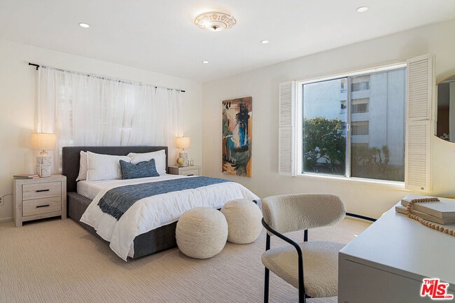 Building Photo - 344 S Doheny Dr