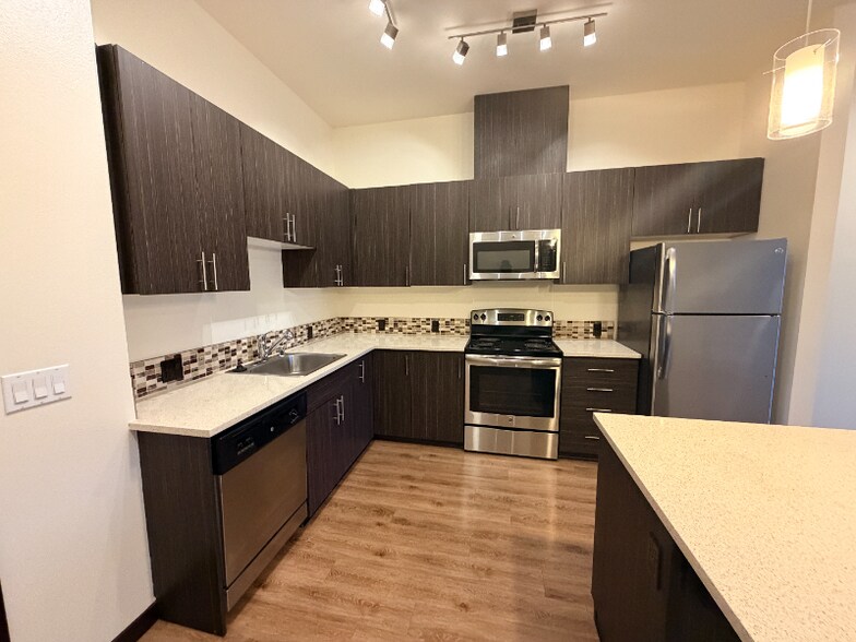 Building Photo - 580 8th Ave NE