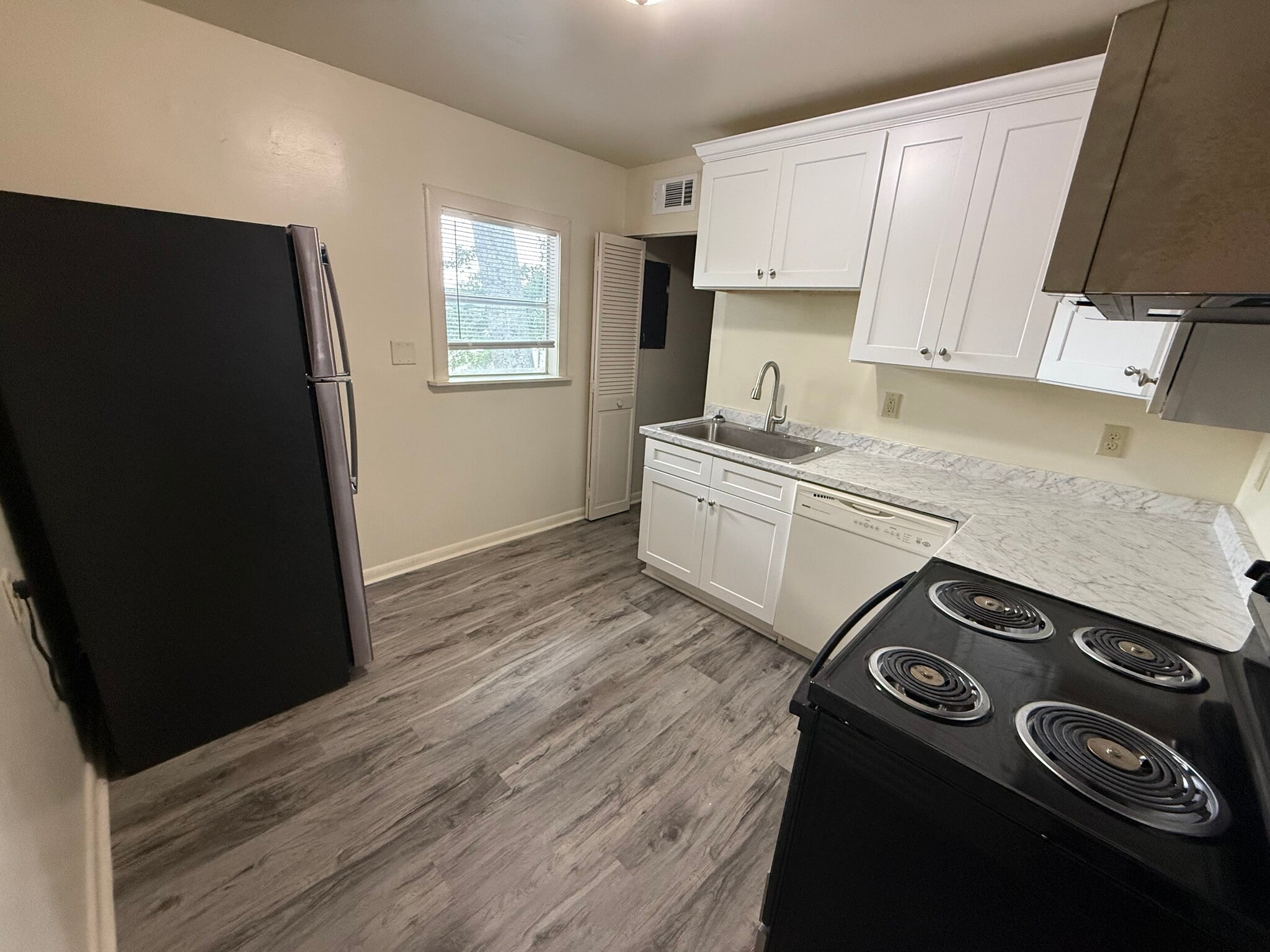 Building Photo - 425 S Church St