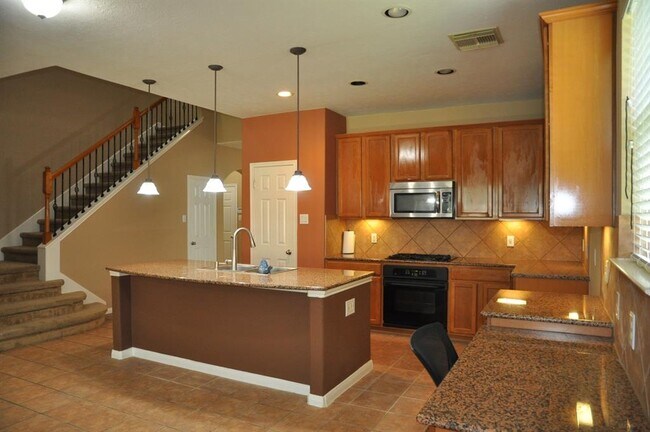 Building Photo - 2222 Drake Falls Dr
