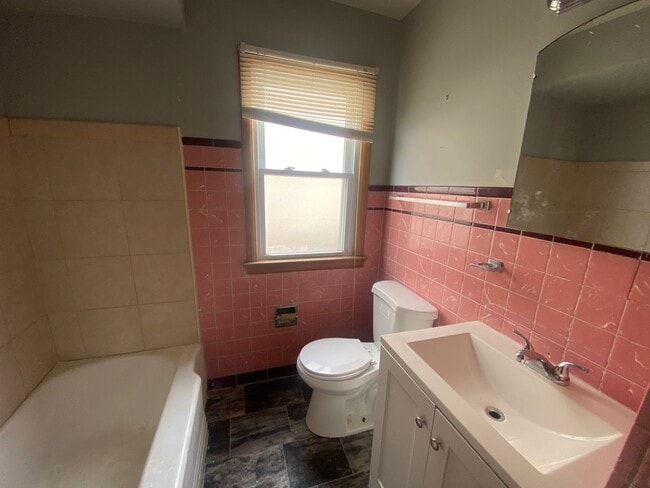 Building Photo - Charming 3-Bedroom Property in Prime Location