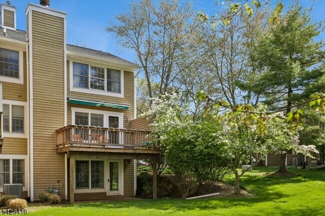 Building Photo - 14 Exeter Rd